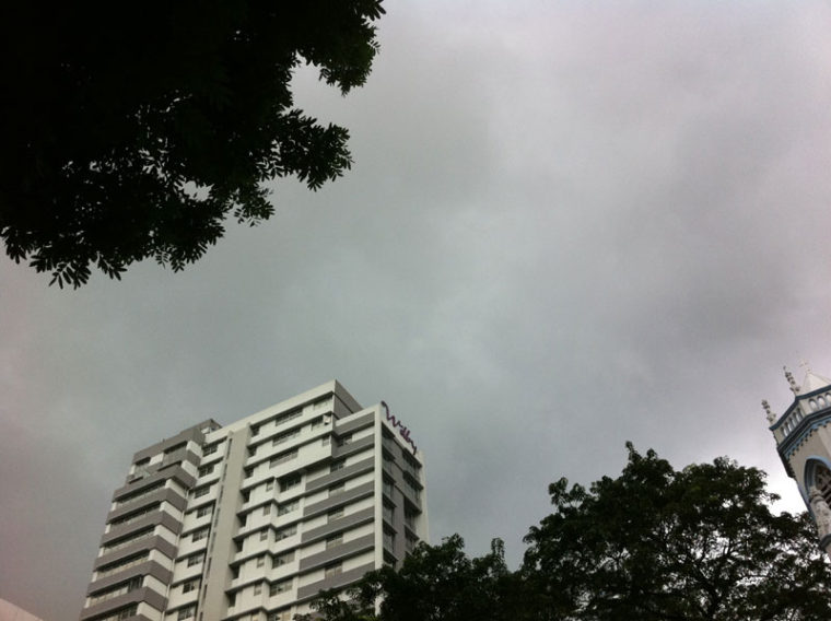 シンガポール　雨が降る直前の空模様